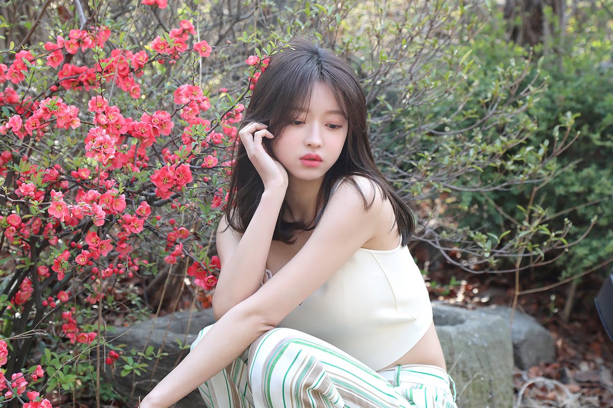 [오마이걸] YooA for "Big issue" magazine cover photoshootingIf cherry is a human, her name is Yoo Shi A #오마이걸  #OHMYGIRL  #OMG  #YooA  #유아