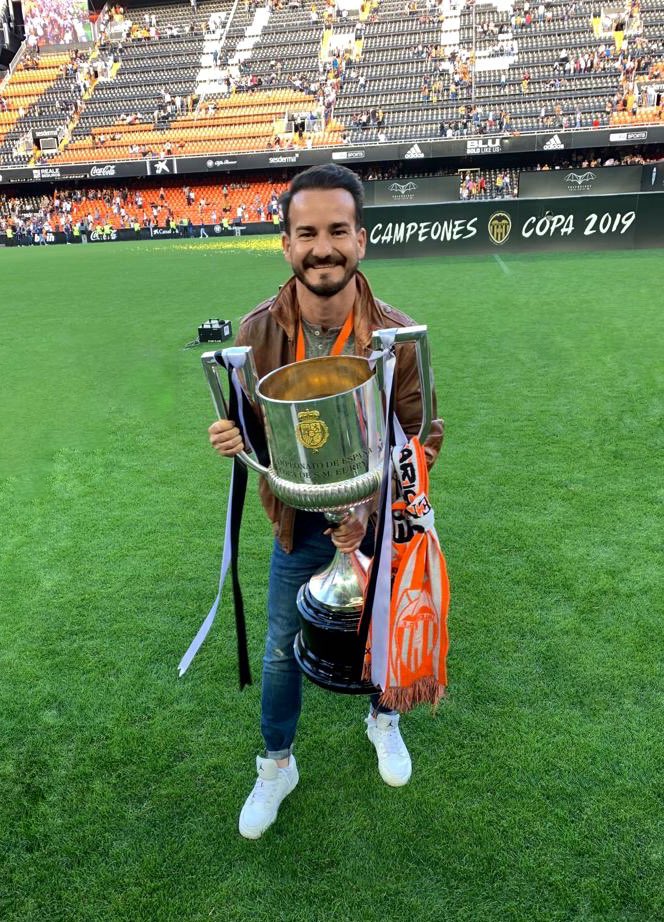 HugoBallester's tweet photo. Qué semana la de aquel año. Qué noche la de aquel día. Qué felices fuimos. La radio. El fútbol. La Copa. Una locura inolvidable. Imborrable. https://t.co/sThkIEAAjS