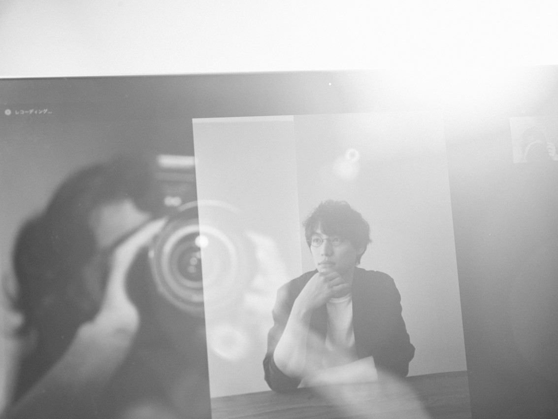 whatsin_t_joshi's tweet photo. #福士蒼汰 が、写真家・ #荒木勇人 との共同制作中の撮影風景動画をInstagramで公開📸
▷https://t.co/a60ifuebrZ

「従来の撮影方法とリモート撮影をうまく融合できないか」という荒木の提案がきっかけで、自宅にいる福士をZoomで映し、荒木が画面越しに一眼レフで撮影するという新しい挑戦となった✨ https://t.co/HjVSmETCiu