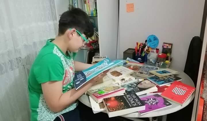 Mehmet Akif Ersoy Ortaokulu 7/E Sınıfı öğrencisi Özgürcan Uşar’ın kütüphanesi 
#Evimkütüphanem 

<a href="/tcmeb/">Millî Eğitim Bakanlığı</a> 
<a href="/memleventyazici/">Levent Yazıcı</a> 
<a href="/OzilLevent/">Dr. Levent Özil🇹🇷🇹🇷🇹🇷</a> 
<a href="/istanbulilmem/">İstanbul İl Millî Eğitim Müdürlüğü</a>