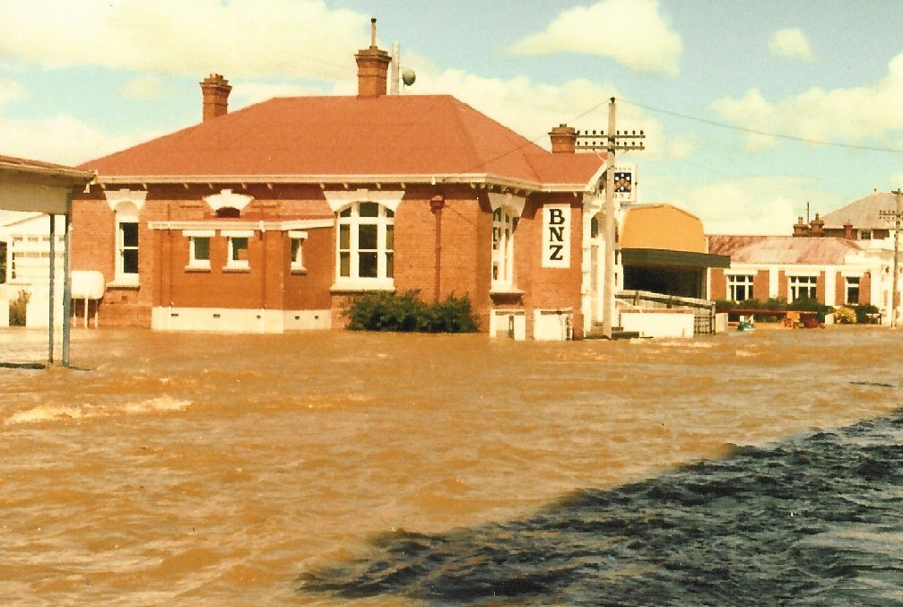 Still more Main St photodocumentary pre & post Covid: Otautau Police Station history: 1. Centre building is old Police Station & Residence, with cells at back, c1950s, CC BY. 2. Moved to what was the BNZ building, Black Friday floods 1984, CC BY; 3 & 4. Now Police Station, CC BY.