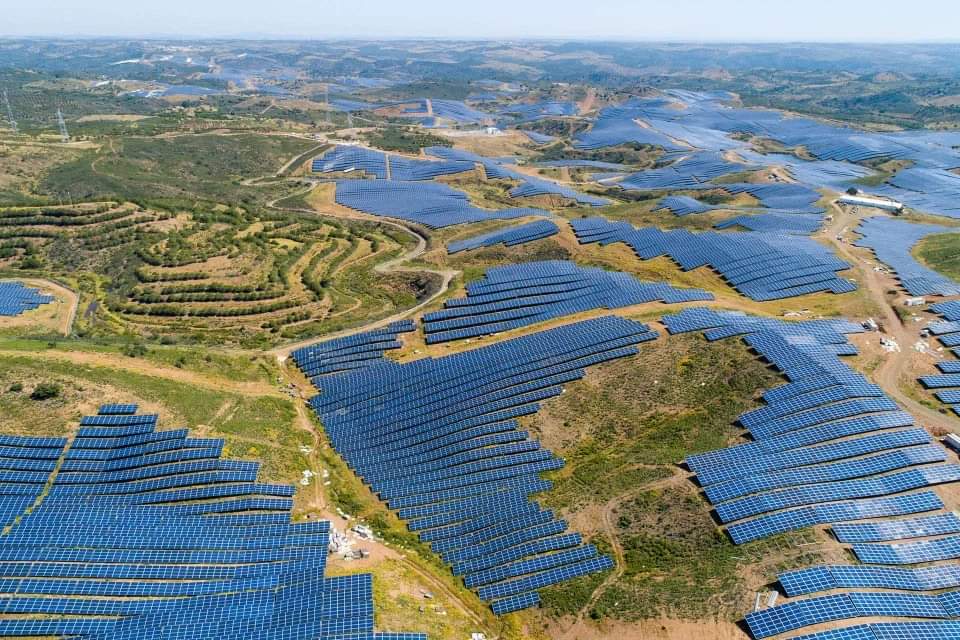 ouinuc's tweet photo. #Portugal
Voici la centrale #Solara4
L'un des meilleurs emplacements pour le solaire.
Et pourtant tout cela produit par intermittence 380 GWh/an.
Un réacteur 1GW produira cette énergie en 16 jours en occupant une fraction de cette superficie (dispo. 24/7)
https://t.co/5CpePdmFJu https://t.co/BmcfqMzxU5