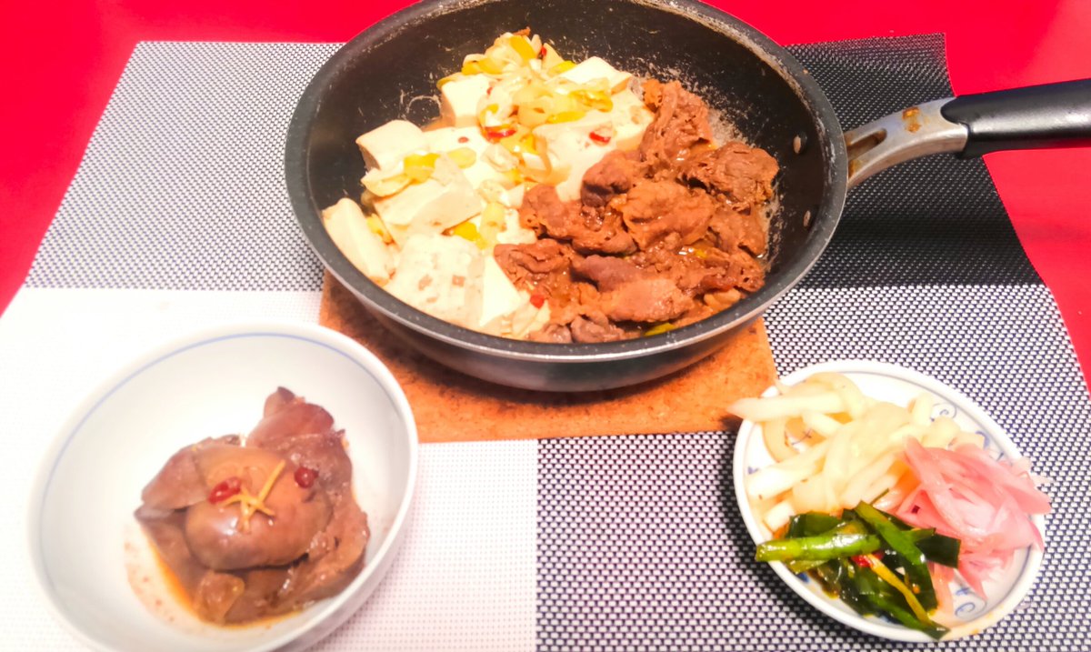 busyou0418's tweet photo. 今日は肉豆腐と鶏レバーの甘煮😋添え漬けでニラ壺と大根の甘辛酢とミョウガの甘酢😁
料理は��っぱり楽しいですね✨

#自宅めし　#肉豆腐　#自家製漬物 https://t.co/JdiqOPySnP