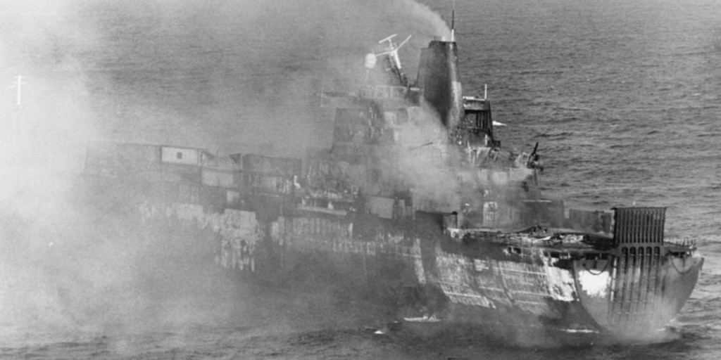 On this day in May 1982 HMS Coventry sunk, the last Royal Navy warship lost to enemy action, dispatched to waters off Pebble Island to catch incoming jets, one Argentine pilot hit Coventry and immediately began to heel over. Twenty Coventry sailors were lost.
#LestWeForget