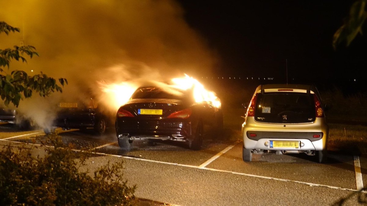 Geparkeerde auto gaat in vlammen op in Hoorn, brandstichting niet uit