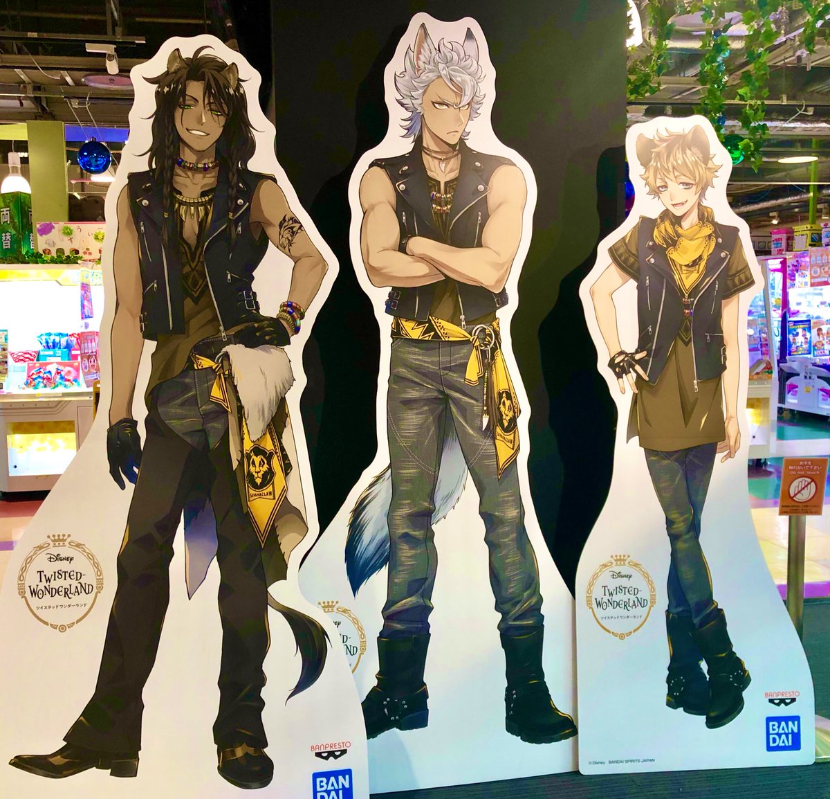 すらいす 2ヵ月ぶりに音ゲーするよー と意気込んでゲーセンに来たはずが気がつけばサバナクロー寮に来ていた そう ここはサバナクローです でかい 3人ともでかい かわいい 等身大 の威力 すごい かわいい みみ かわいい 等身大 ラギーくん かわい