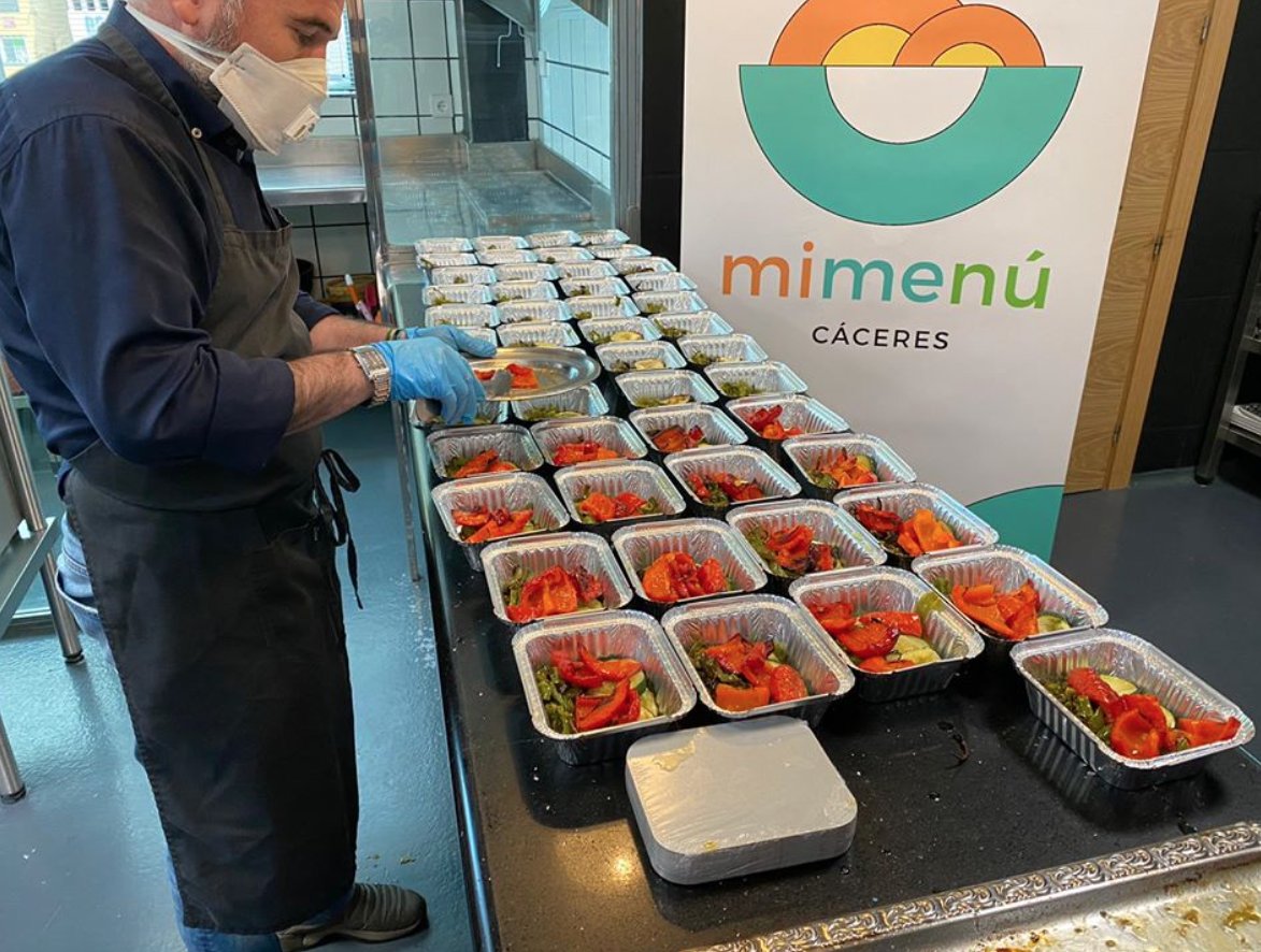 mimenucaceres's tweet photo. ¡Buenos días! Muchos de nuestros cocineros tienen que incorporarse a sus trabajos, asi que andamos un poco cortos de personal en cocina. Si tienes algo de experiencia (no hace falta ser profesional) y quieres echarnos una mano, por favor, contáctanos por privado. ¡Muchas gracias! https://t.co/RWJfIVONmu