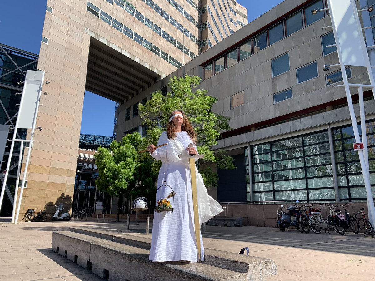 Zodadelijk doet de rechter in Den Haag uitspraak in het kort geding tegen de uitrol van 5G in Nederland. #RTLNieuws