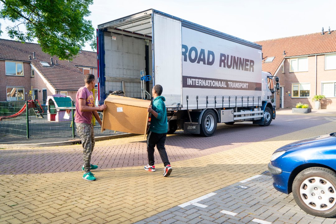 Verhuizen. Zonder eigen vervoersmiddel en een hoogzwangere vrouw. Lees mee hoe Road Runner bijdroeg aan het realiseren van hun nieuwe start. @CeesvdWal bracht het in beeld. Het had niet langer moeten duren. Gisteren is de baby is geboren! tinyurl.com/yd9x5eqt  #nietalleen
