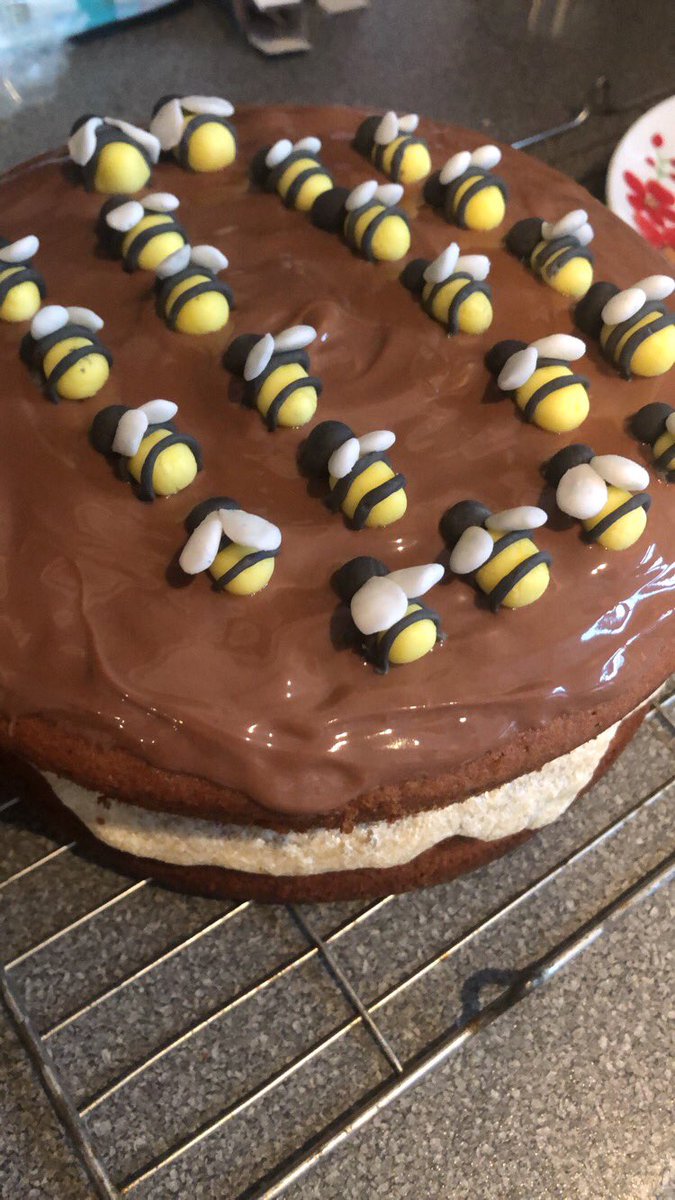 MegisBreathin's tweet photo. My cake tribute to Manchester that I made on Friday 🐝🖤 bees were made individually by hand 💛 https://t.co/dKYlwTfCbC