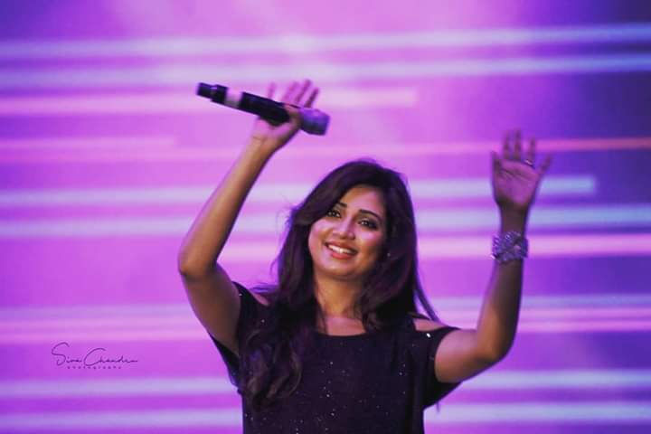 SonaSsg's tweet photo. Ahhaaahhaa! This pictures! ♥
@shreyaghoshal - Everytimes how so elegant, vibrant & presentable on stage! ♥
#FavThrowback https://t.co/7CxJykJvYu