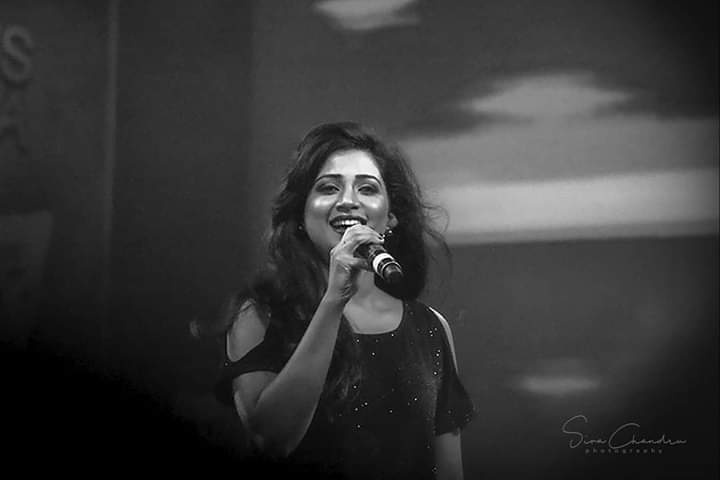 SonaSsg's tweet photo. Ahhaaahhaa! This pictures! ♥
@shreyaghoshal - Everytimes how so elegant, vibrant & presentable on stage! ♥
#FavThrowback https://t.co/7CxJykJvYu
