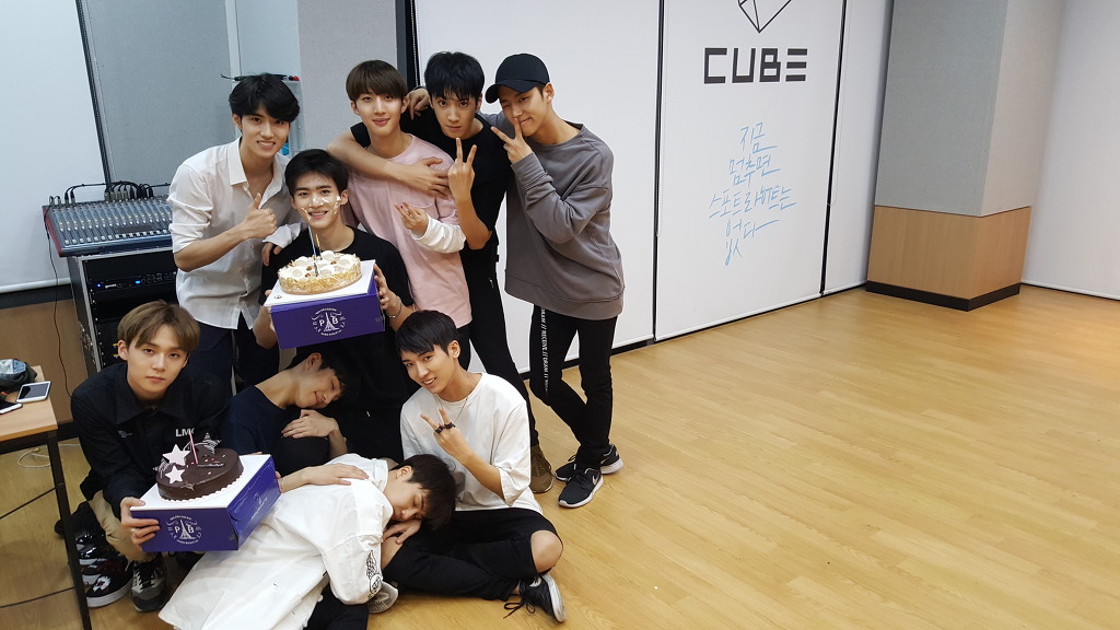 all [  #옌안] pics from fancafe; a thread♡  #YANAN   #PENTAGON  @CUBE_PTG