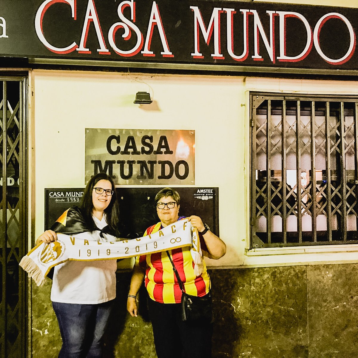Cris_Ruiperez's tweet photo. 🏆🦇 Cuando fuimos los mejores. ¡Qué noche la de aquel día!
•
•
•
#LaCopaDelCentenari #LaCioaDelCentenario #ValenciaCF #VCF #Campeones #CampeonesDeCopa #CopaDelRey #25Mayo2019 #25Mayo #SoñarQueNoTenemosTecho #Recuerdos #AmuntValencia #AmuntSempre #VCFCentenari #VCFCentenario https://t.co/b2BwBDzTDT