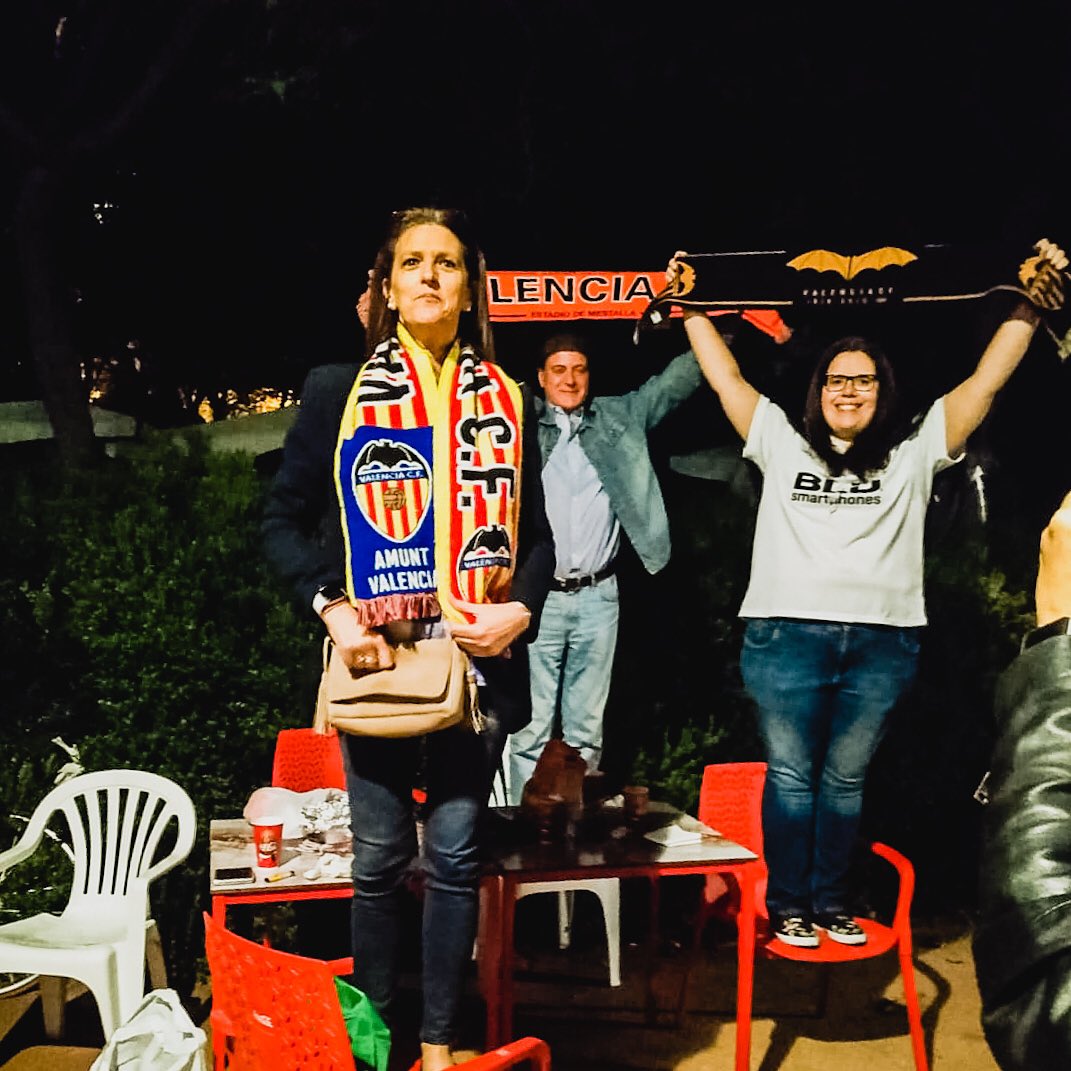 Cris_Ruiperez's tweet photo. 🏆🦇 Cuando fuimos los mejores. ¡Qué noche la de aquel día!
•
•
•
#LaCopaDelCentenari #LaCioaDelCentenario #ValenciaCF #VCF #Campeones #CampeonesDeCopa #CopaDelRey #25Mayo2019 #25Mayo #SoñarQueNoTenemosTecho #Recuerdos #AmuntValencia #AmuntSempre #VCFCentenari #VCFCentenario https://t.co/b2BwBDzTDT
