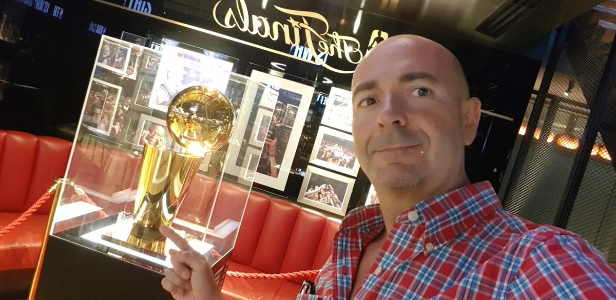mkandahar's tweet photo. Terrible noticia el cierre del #NBACafe de Barcelona por culpa del #covid19... una pena para todos los aficionados al #baloncesto y a la #nba en particular. Aquí con la Copa Larry O’Brien que tuvieron el pasado Septiembre. Muy buenos recuerdos, una pena… comienza el baile 😞 https://t.co/xAUXnEmFrj