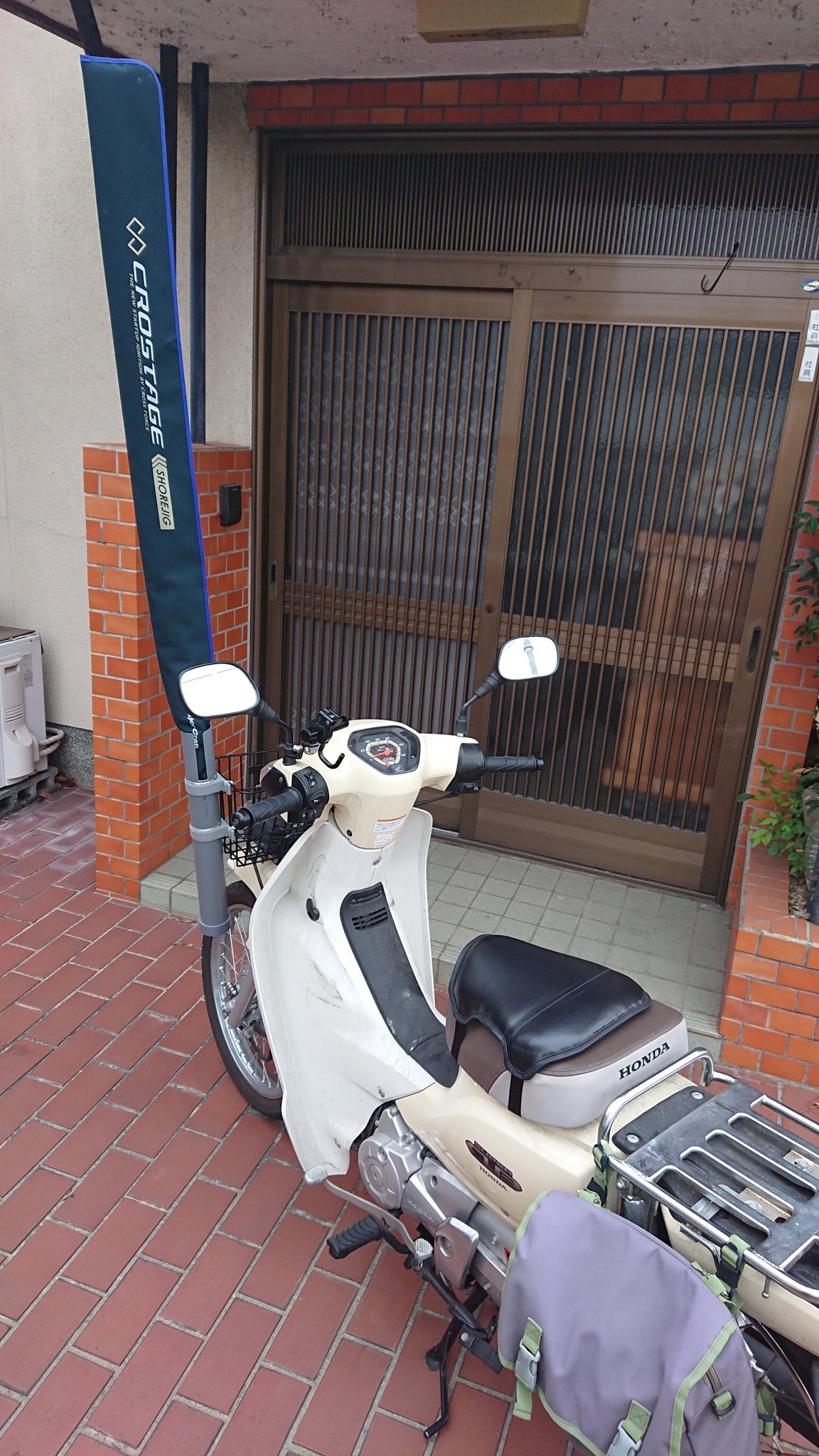 Twitter 上的 天然居士 Boothはじめました スーパーカブの前カゴに釣竿ホルダーを付けてみました 今まで竿はカゴに適当に結わえて持ち運んてたんですけど こないだ買ったショアジギングの竿が畳んでも1 5mあってどうにもグラつくので ついに諦めましたw 安定感は