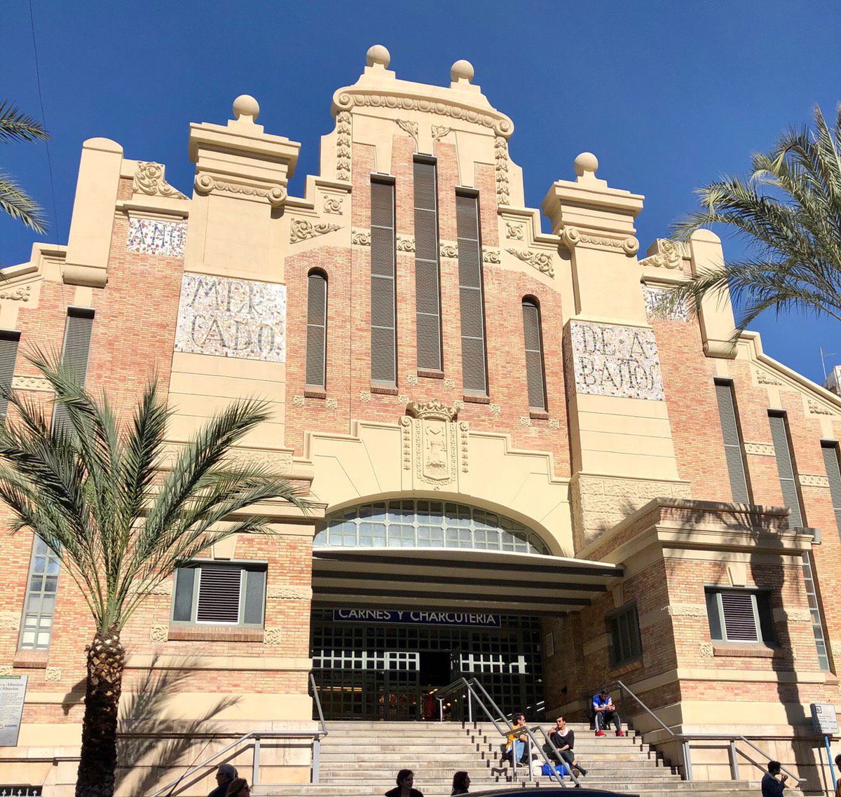TwitstoriadeEsp's tweet photo. ¿Sabíais que #taldíacomohoy, en 1938, se produjo el llamado “Guernica valenciano”? La aviación fascista italiana bombardeó el Mercado de Abastos de #Alicante. https://t.co/YU4eeOebUY