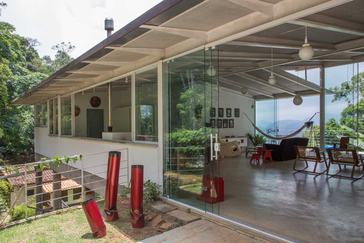 artfasadcom's tweet image. Достичь максимальной открытости и интеграции внутреннего пространства с природой позволяют одноэтажные дома с плоской крышей и панорамными окнами.  #КрышаДома #ОдноэтажныеДома #ПанорамноеОстекление artfasad.com/chastnyj-dom/o…