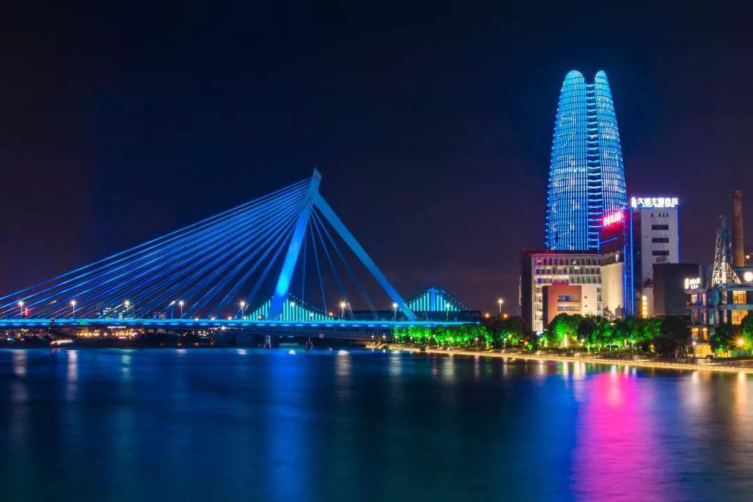 InsightNingbo's tweet photo. #FuninNB
The Old Bund of Ningbo is a place full of rich history that can be traced back to the Tang dynasties. Today, it has become a gathering place for the youth. When night falls, the city's most vibrant side is revealed in a street of bars, restaurants, and trendy shops. https://t.co/toHRMYkcWw