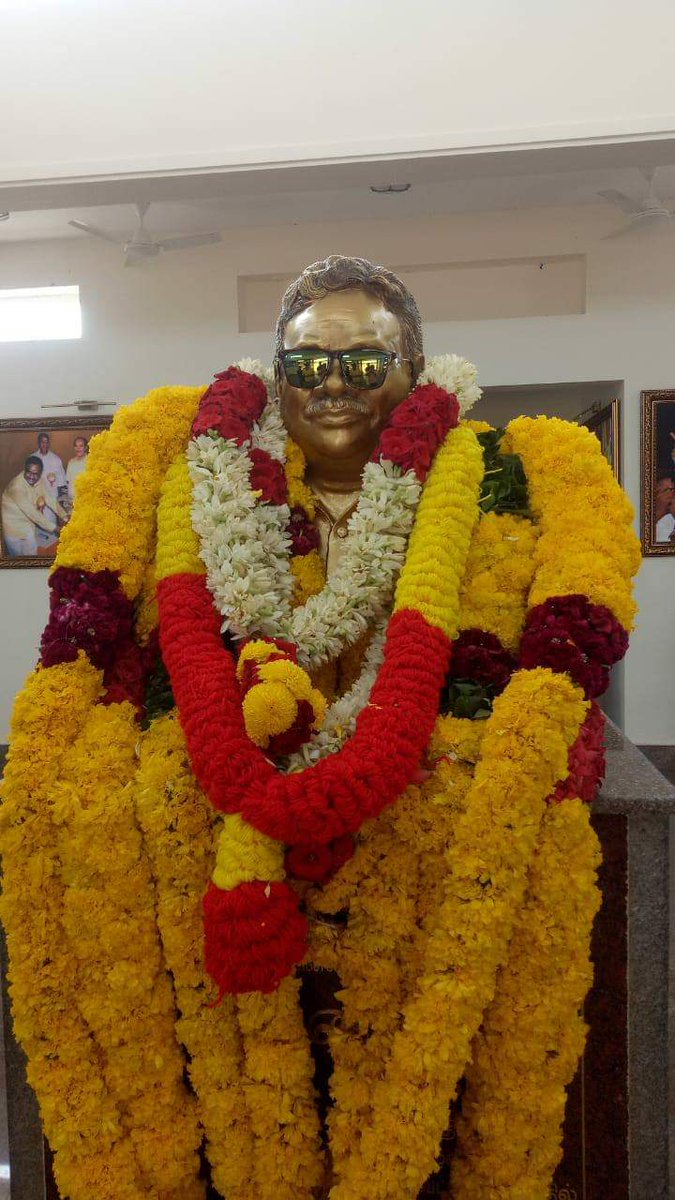 LIqVyvz1XWZNR9c's tweet photo. 2006ம் ஆண்டு ஜெயங்கொண்டம் அனல் மின் திட்டத்திற்கு அளவிட சென்ற அதிகாரிகளை செல்ல விடாமல் மாட்டுவண்டிகளை கொண்டு வழிமறித்து ஏக்கருக்கு 5 ல��்சம் வழங்க வேண்டுமென பொதுமக்களின் துனையோடு போராடினார் மாவீரன் குரு
#MaaveeranGuruPMK https://t.co/Zmzv9gePft