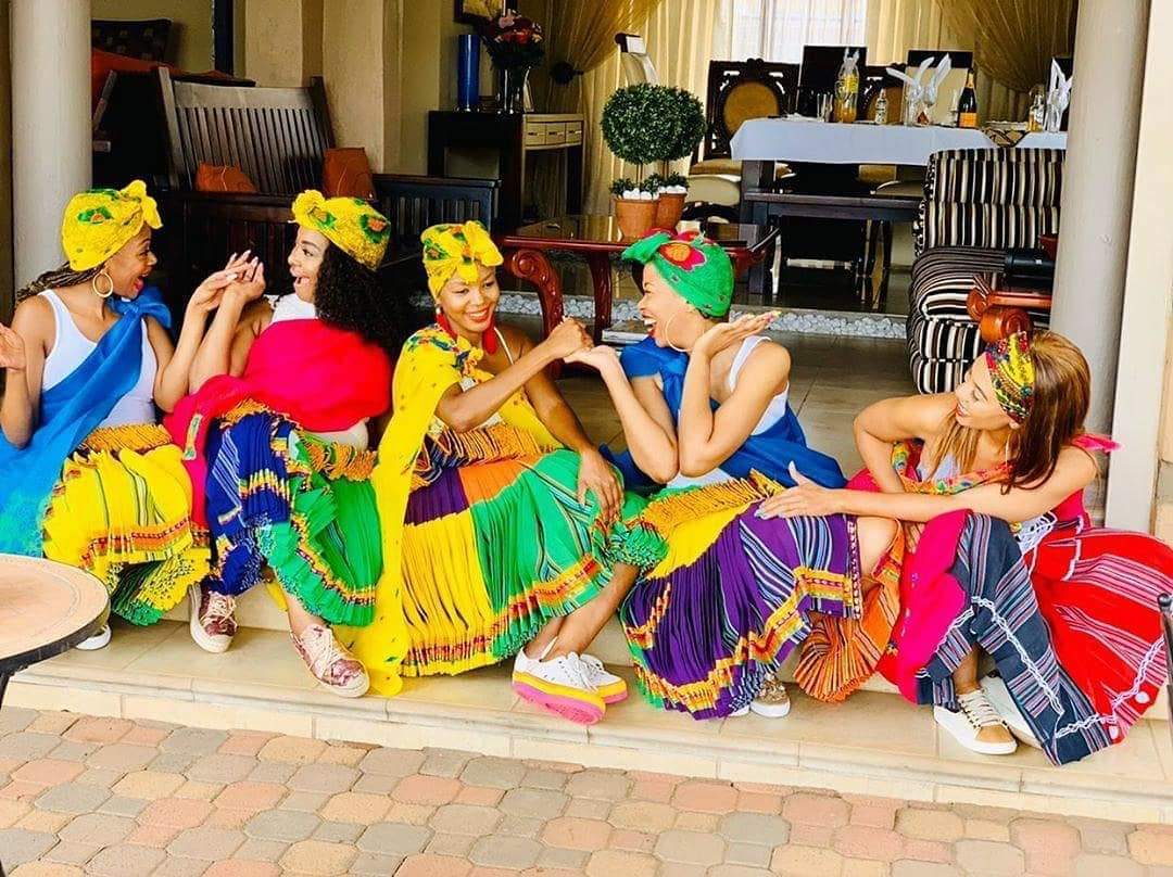 Sesi_Vutomi's tweet photo. Na Hina hi vona swi fanerini kuva hiti nyungubyisa hi Ndhavuko wa hina tani hi Vatsonga, tani hi loko ku tlangeriwa Siku ra Afrika. #SikuRaAfrika #TsongaDrive https://t.co/hyzS8WUoZD