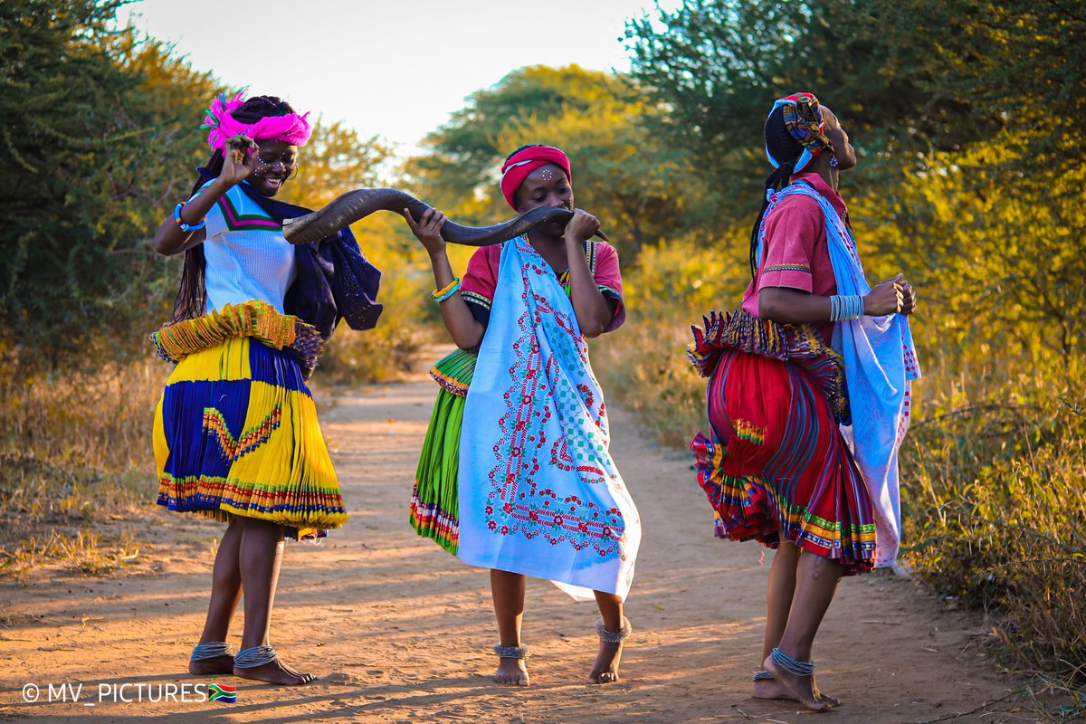 Sesi_Vutomi's tweet photo. Na Hina hi vona swi fanerini kuva hiti nyungubyisa hi Ndhavuko wa hina tani hi Vatsonga, tani hi loko ku tlangeriwa Siku ra Afrika. #SikuRaAfrika #TsongaDrive https://t.co/hyzS8WUoZD