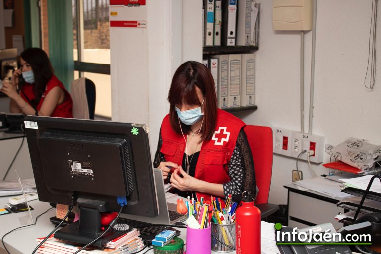 crejaen's tweet photo. La labor imprescindible de Cruz Roja durante la crisis sanitaria en Jaén.
 Vía @Info_jaen.
https://t.co/AEMelMiMZh https://t.co/n7sQAa13Lc