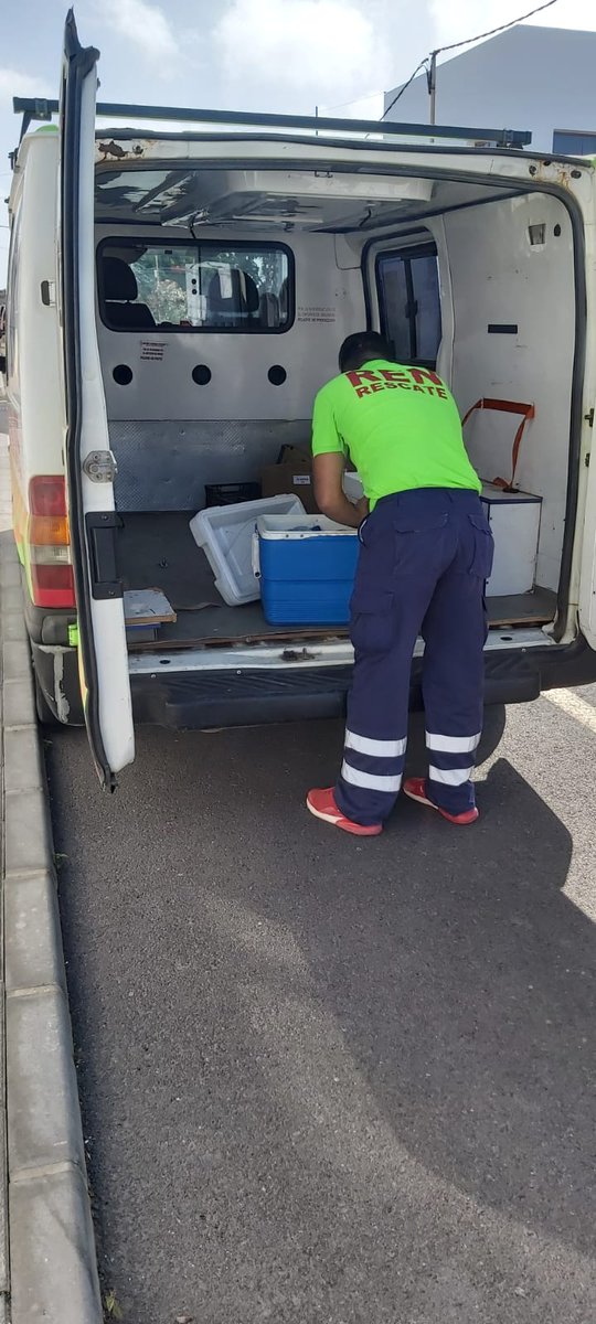 RENCanarias's tweet photo. Durante este fin de semana nuestros voluntarios han estado repartiendo helados, años vecinos del municipio de Haría, para hacer más amena la situación de alarma. #COVID19 #QuedateEnCasa #Estevirusloparamosundos https://t.co/HhUpH3je2l