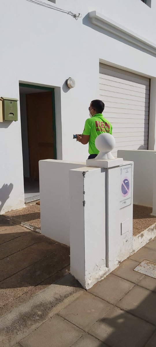RENCanarias's tweet photo. Durante este fin de semana nuestros voluntarios han estado repartiendo helados, años vecinos del municipio de Haría, para hacer más amena la situación de alarma. #COVID19 #QuedateEnCasa #Estevirusloparamosundos https://t.co/HhUpH3je2l