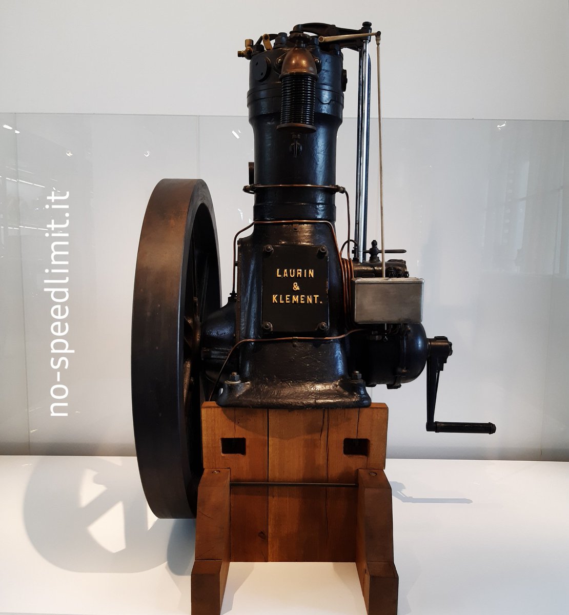 NoSpeedLimit_it's tweet photo. #LaurinandKlement #stationaryengine 1913 #engineporn🔧 #mladaboleslav #skodamuseum https://t.co/JcTemMkNAm
