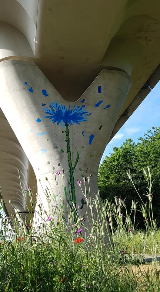 TEDxRennes's tweet photo. Des fleurs géantes sont apparues sur les piliers de la nouvelle ligne de métro de Rennes. Ils sont l’œuvre du street artiste War! 👇🏾
https://t.co/Orax7hU3nT 

Pour comprendre le travail de #War, on vous partage son talk au #TEDxRennes2017 ! ⬇
https://t.co/SFjZ04Uasv #StreetArt https://t.co/VI8Fqiz1IG