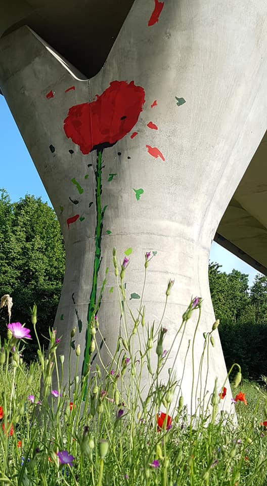 TEDxRennes's tweet photo. Des fleurs géantes sont apparues sur les piliers de la nouvelle ligne de métro de Rennes. Ils sont l’œuvre du street artiste War! 👇🏾
https://t.co/Orax7hU3nT 

Pour comprendre le travail de #War, on vous partage son talk au #TEDxRennes2017 ! ⬇
https://t.co/SFjZ04Uasv #StreetArt https://t.co/VI8Fqiz1IG