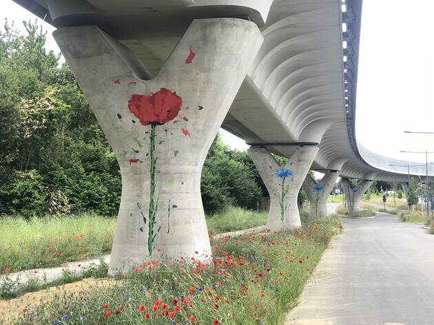 TEDxRennes's tweet photo. Des fleurs géantes sont apparues sur les piliers de la nouvelle ligne de métro de Rennes. Ils sont l’œuvre du street artiste War! 👇🏾
https://t.co/Orax7hU3nT 

Pour comprendre le travail de #War, on vous partage son talk au #TEDxRennes2017 ! ⬇
https://t.co/SFjZ04Uasv #StreetArt https://t.co/VI8Fqiz1IG