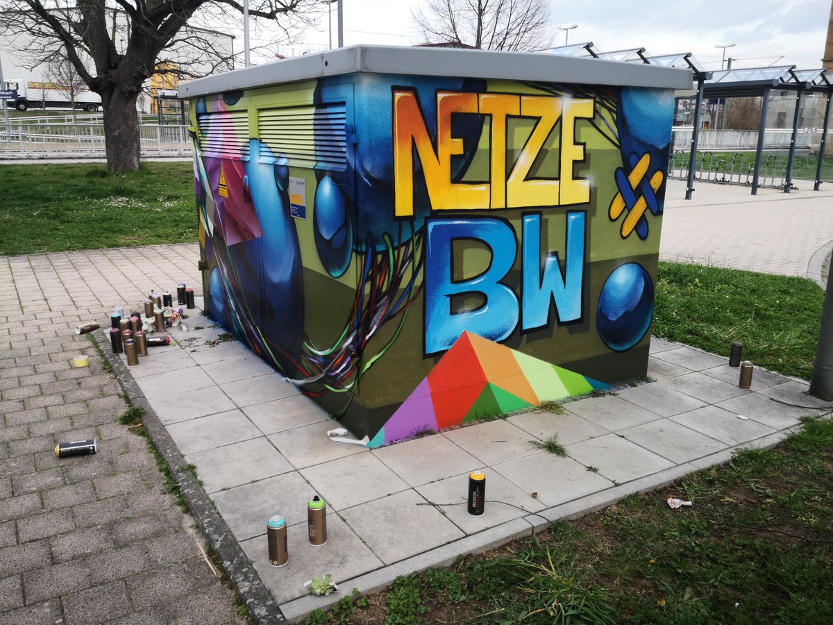 NetzeBW's tweet photo. Kunstwerk und technische Anlage in einem: Der Graffiti-Kรผnstler #JeRoo hat Anlagen der #NetzeBW im @LandkreisHeilbronn und im @Hohenlohekreis kรผnstlerisch neugestaltet und damit eindeutig aufgewertet! https://t.co/nsLYvck1TV /j https://t.co/XX4dWODIbs