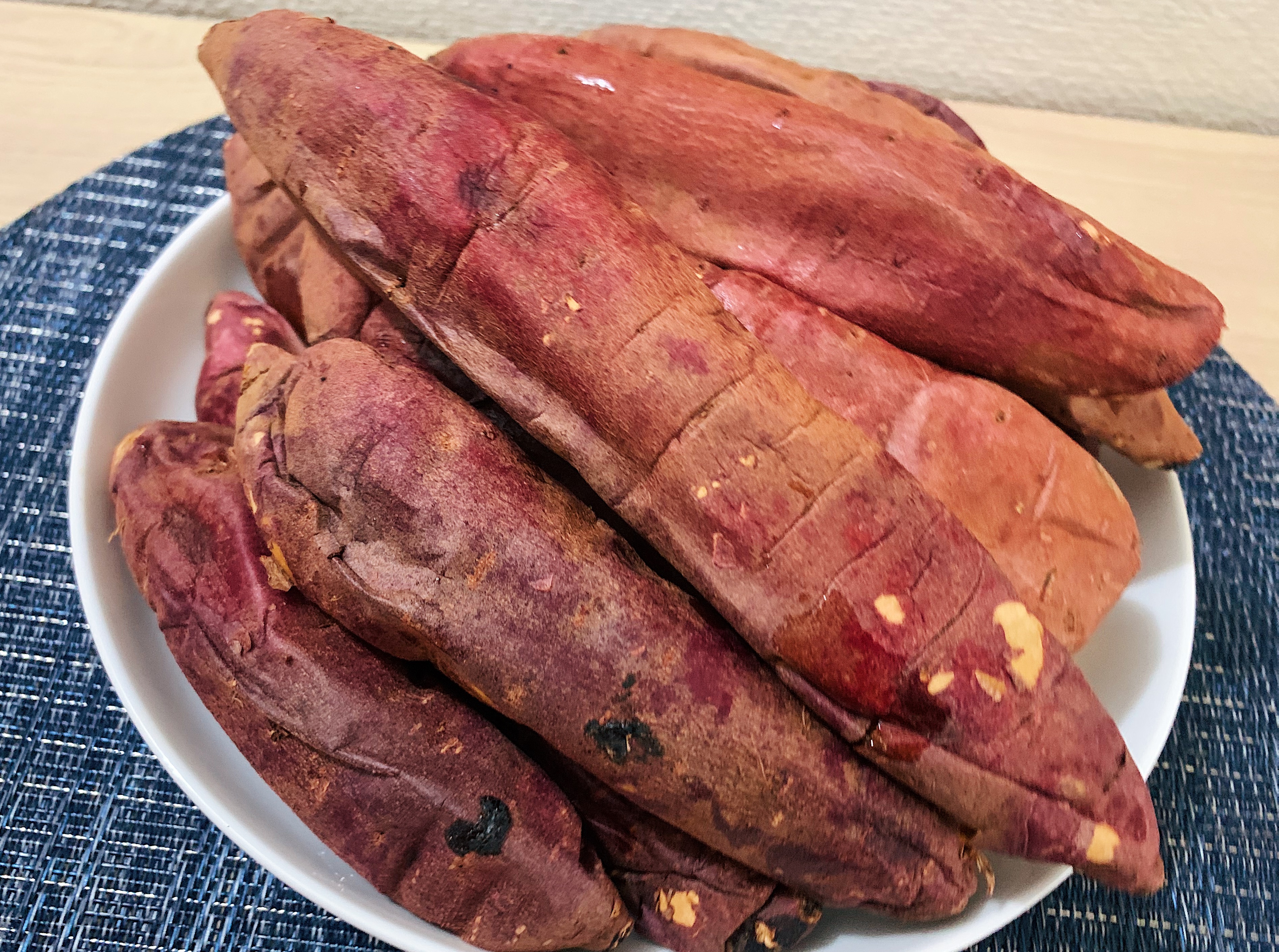 唯一無二の絶品グルメ むにぐるめ 蔵出し焼き芋かいつか 通販 お取り寄せ 期間限定で焼き芋 紅小芋1 5kgセット を販売しているお店 最高糖度47度の焼き芋はジュワッと蜜が溢れるほどジューシー 上品な甘味が口の中に広がり思いきりかぶりつける