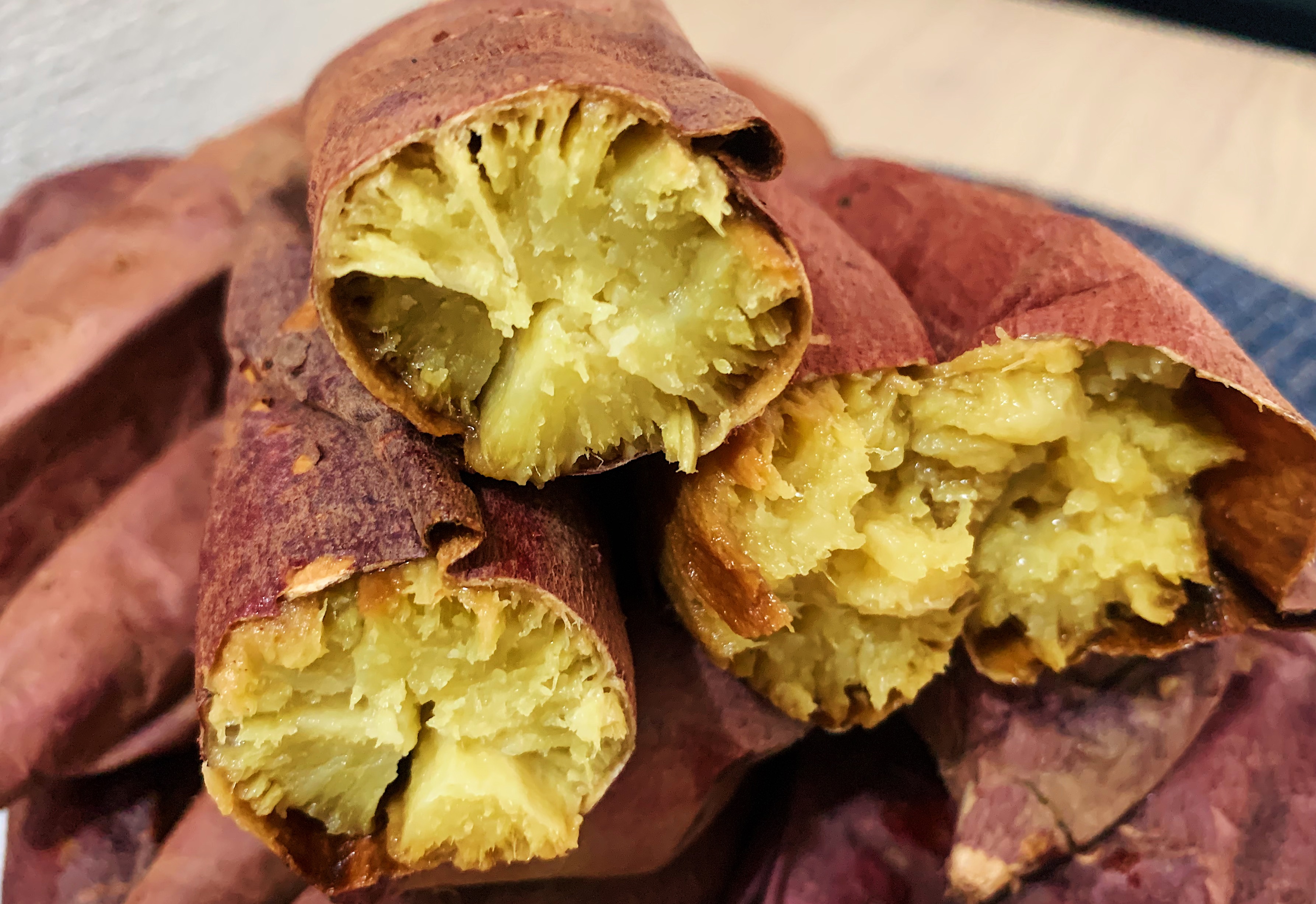 唯一無二の絶品グルメ むにぐるめ 蔵出し焼き芋かいつか 通販 お取り寄せ 期間限定で焼き芋 紅小芋1 5kgセット を販売しているお店 最高糖度47度の焼き芋はジュワッと蜜が溢れるほどジューシー 上品な甘味が口の中に広がり思いきりかぶりつける