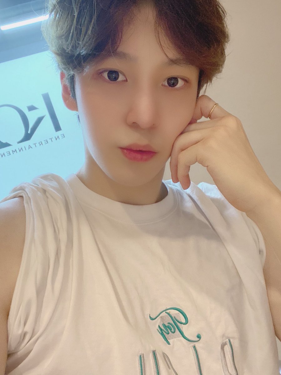 ATEEZofficial's tweet photo. [#윤호] 오늘도 힘찬 하루!☀☀💪
#ATEEZ #에이티즈 https://t.co/vhlatIlKhM