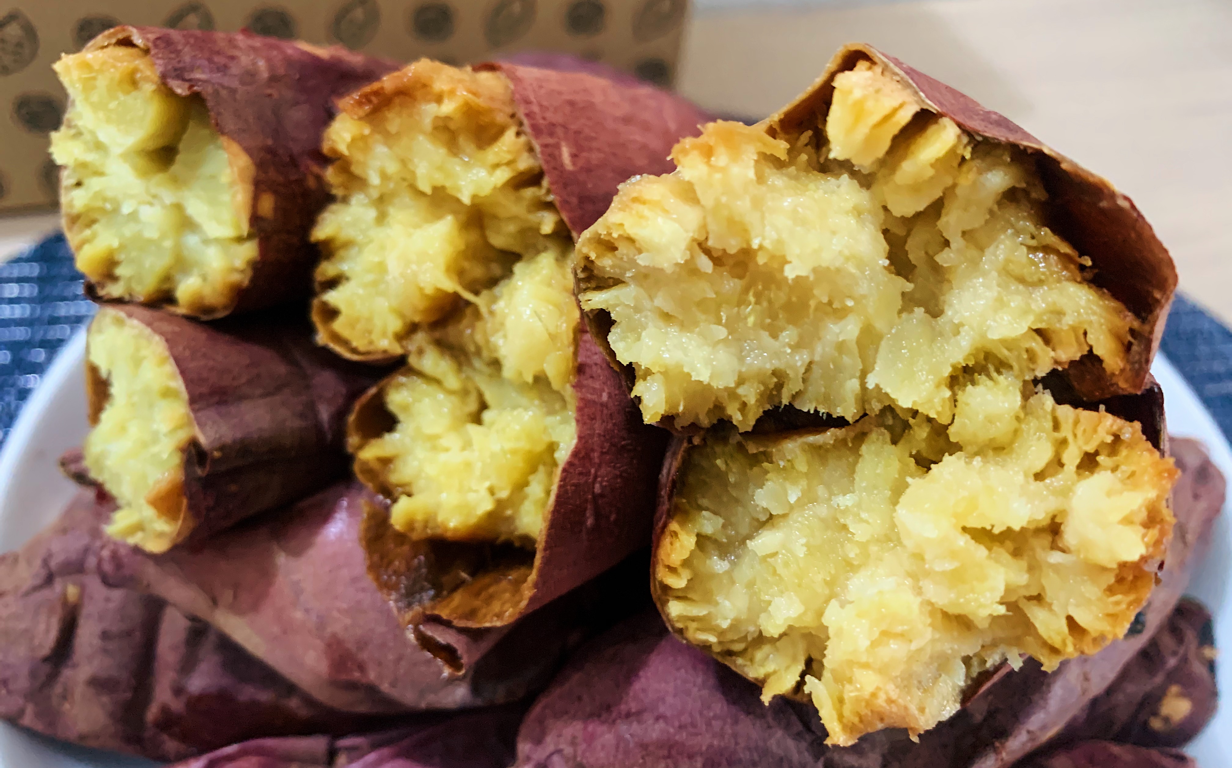 唯一無二の絶品グルメ むにぐるめ 蔵出し焼き芋かいつか 通販 お取り寄せ 期間限定で焼き芋 紅小芋1 5kgセット を販売しているお店 最高糖度47度の焼き芋はジュワッと蜜が溢れるほどジューシー 上品な甘味が口の中に広がり思いきりかぶりつける