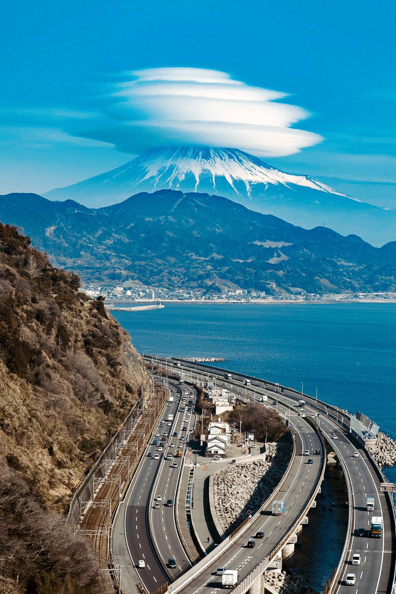 Zo ziet een altocumulus lenticularis of lenswolk eruit boven de Japanse vulkaan Fuji.
