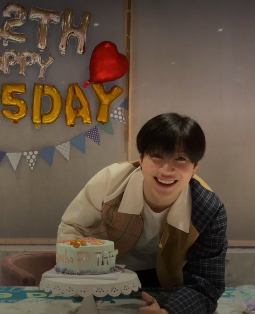 MonTae_Replay's tweet photo. He looks so proud with his self-decorated cake 🤭💕 https://t.co/2sb7g7cAPh