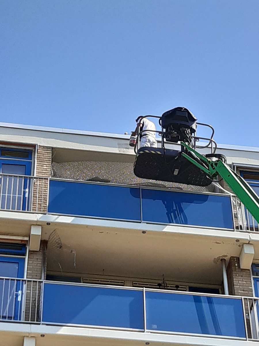 In #Wassenaar zijn wij de betonranden aan het sauzen van de 3 flats waar wij afgelopen winter het #schilderwerk hebben gedaan capagrund amphibolin @CaparolNL geleverd door <a href="/ProCoatingsNL/">ProCoatings</a> in #Katwijk #toinelami #hamaco