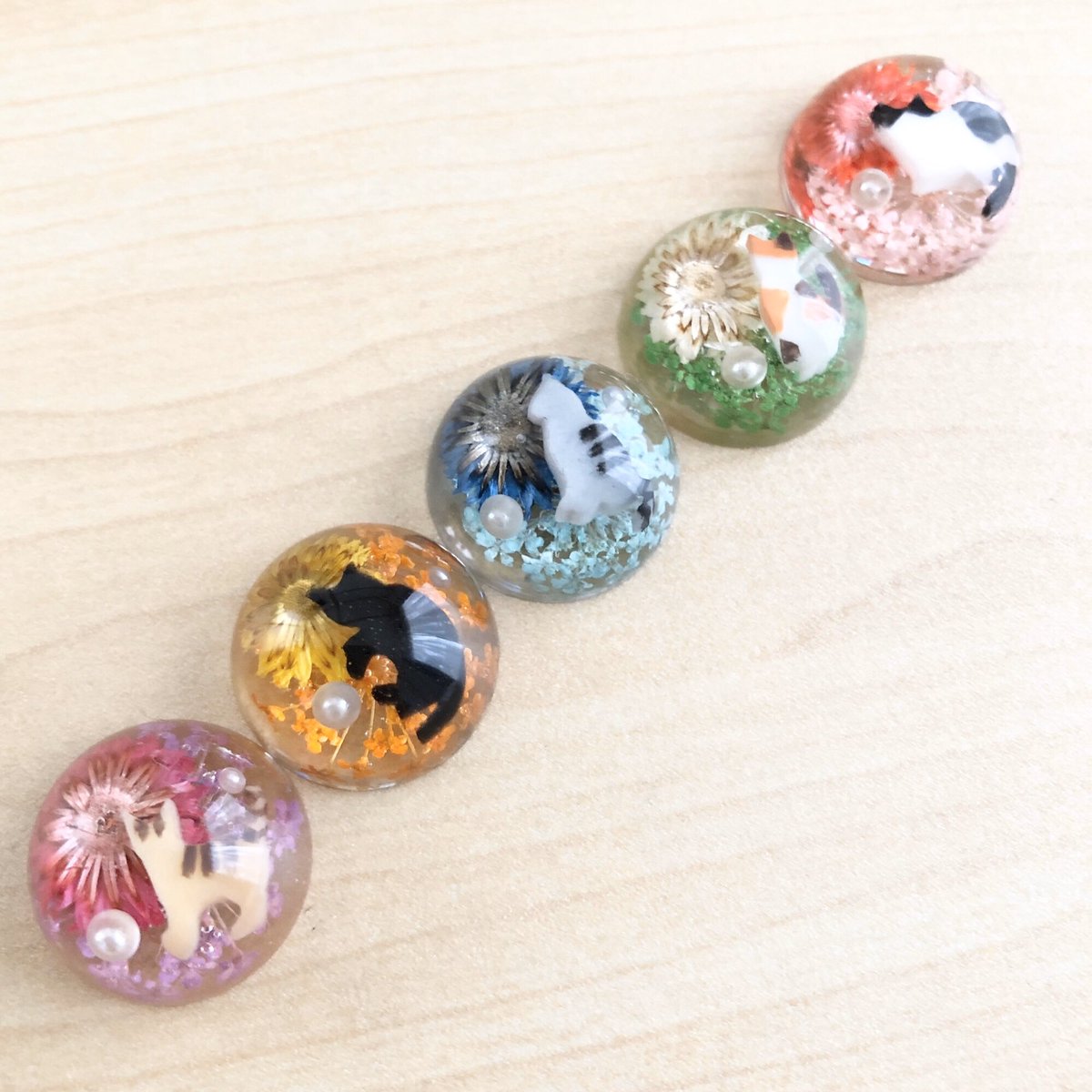 Mu23i むぅ على تويتر レジンで作った猫を花 とパールと一緒に半球に閉じこめました よく見ると全部違うポーズ 模様の猫なのです もっとコロンとさせてネックレスかストラップ にする予定です 最近やっとレジンできるようになったけどやっぱり楽しい