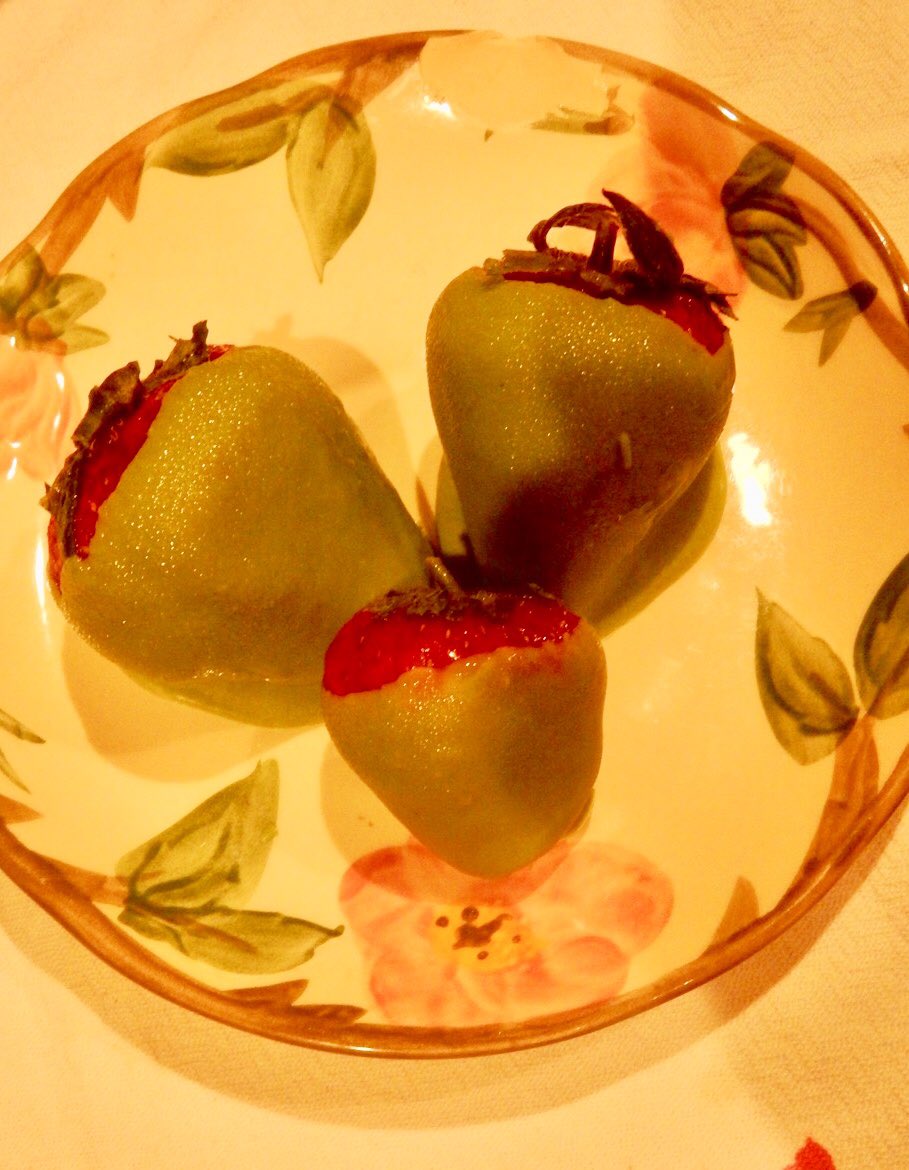 Queenie4ever's tweet photo. Dipped strawberries in white chocolate matcha #isolationactivity #dessert https://t.co/X07vWiObva