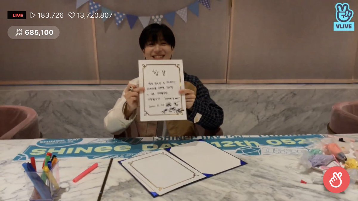 [속보] 태민 멤버 5명 싸인 다 할 줄 알아
팬에게 수여하는 상장에 5명 싸인 위조작성해