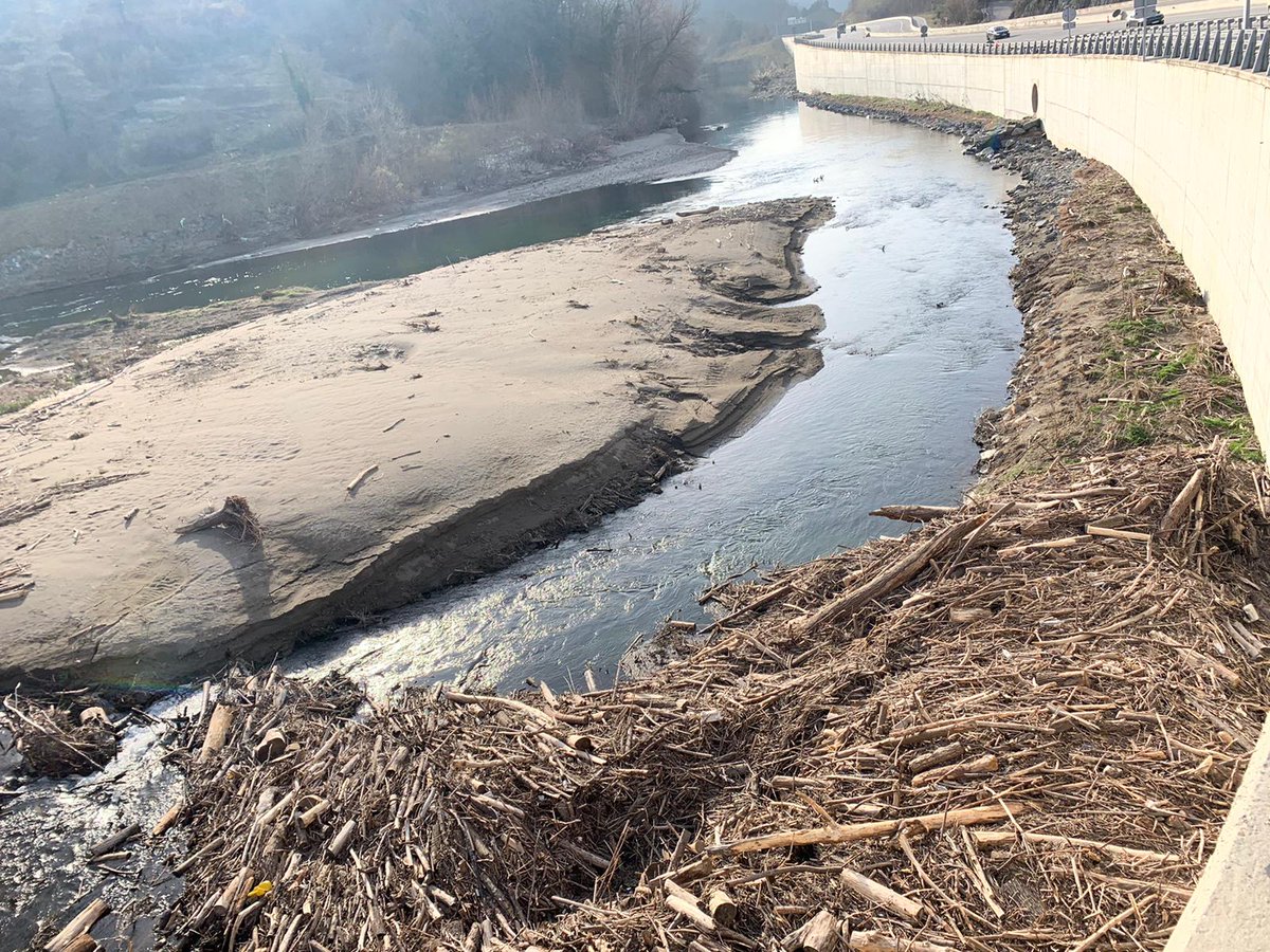 aigua_cat's tweet photo. En el riu #Ter, a la zona de la central hidroelèctrica de l'Aliguer (termes municipals de #Ripoll i de Les #Lloses), s'hi va acumular molta vegetació arran del temporal #Glòria, reduint la lliure circulació de l'aigua i incrementant el risc de desbordaments (segueix fil) https://t.co/y2mb8sXibM