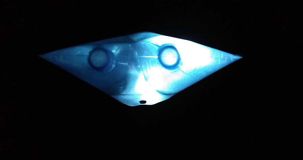 Bądźcie z nami dziś o godz. 18.00 - facebook. Po raz pierwszy zaprezentujemy trzeci z nagrodzonych projektów w ramach konkursu #ModelatorniaONLINE :)

"w domowych głębinach" to opowieść, która pobudza wyobraźnię! Zapraszamy do wspólnego oglądania :)

#teatropole #teatronline