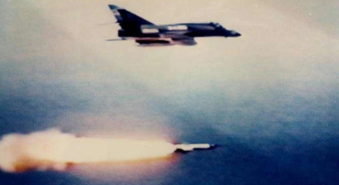 Cuando llegaron a la distancia adecuada fueron lanzados los dos misiles, uno por cada avión.Los  #Exocet salieron en óptimas condiciones. #SUE