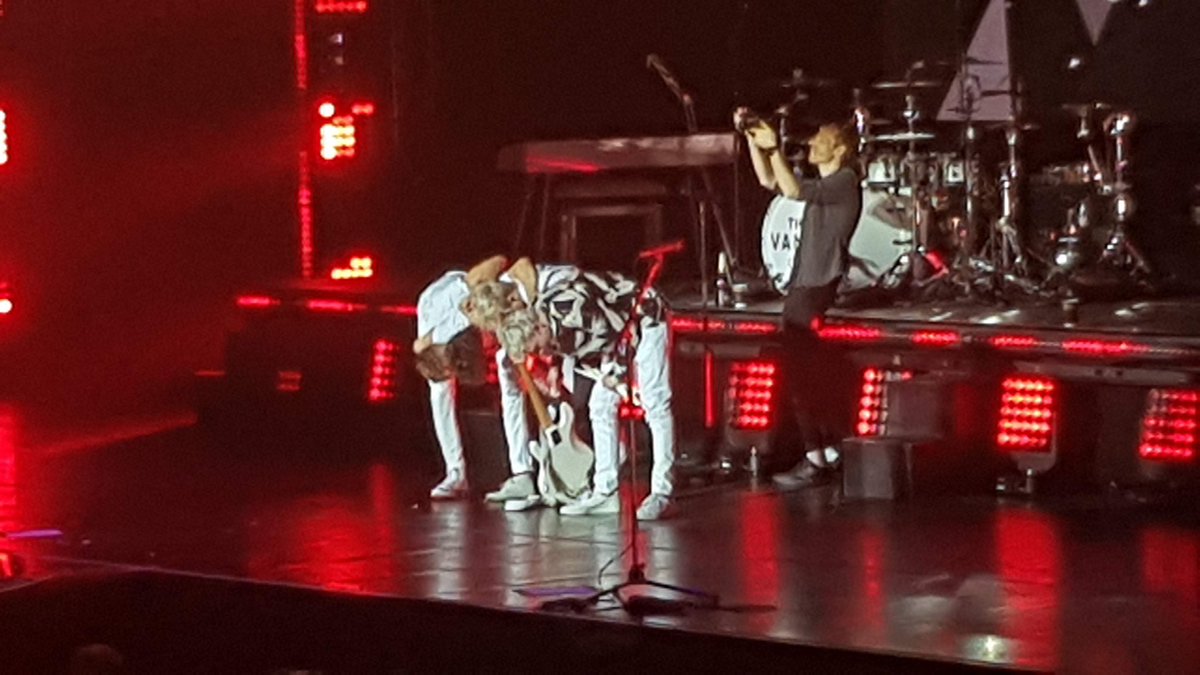 itschazzi's tweet photo. LONDON
Another insane show!
And it was #5yearsattheo2 !!๐
I'm super proud of these 4 boys๐ https://t.co/hLWuPuGzql