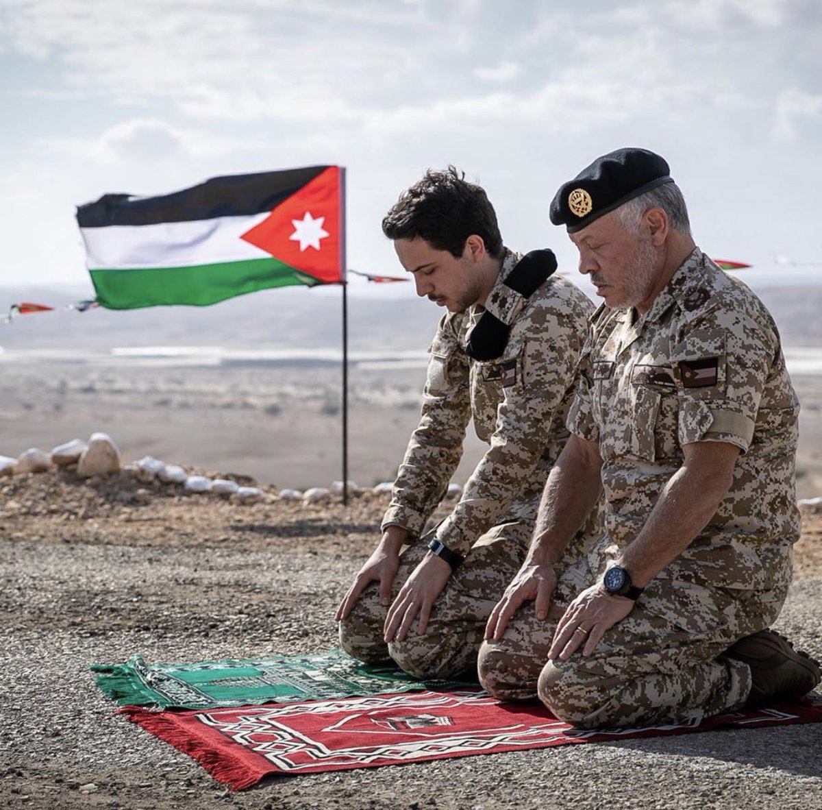 نرفع الهامات عالياً إعتزازاً وفخراً وإكباراً 
بقيادتنا الهاشمية وجيشنا وأجهزتنا الأمنية. 
كل عام والأردن قيادةً وشعباً بألف خير بمناسبة عيد الإستقلال وسيبقى الأردن وطن السلام وصمام الأمان بإذن الله 🇯🇴

#عيد_الاستقلال_74